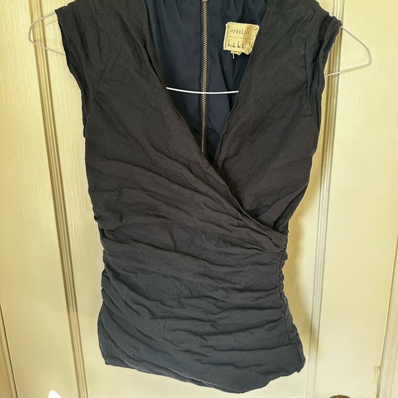 Artelier Nicole Miller Tops - Artelier Nicole Miller Chic Navy Sleeveless Top